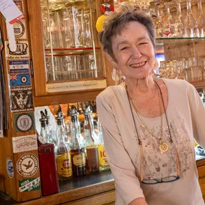 Frauke Brauns (68) ist Wirtin der „David Quelle“ – mit 118 Jahren eine der ältesten Kneipen St. Paulis.