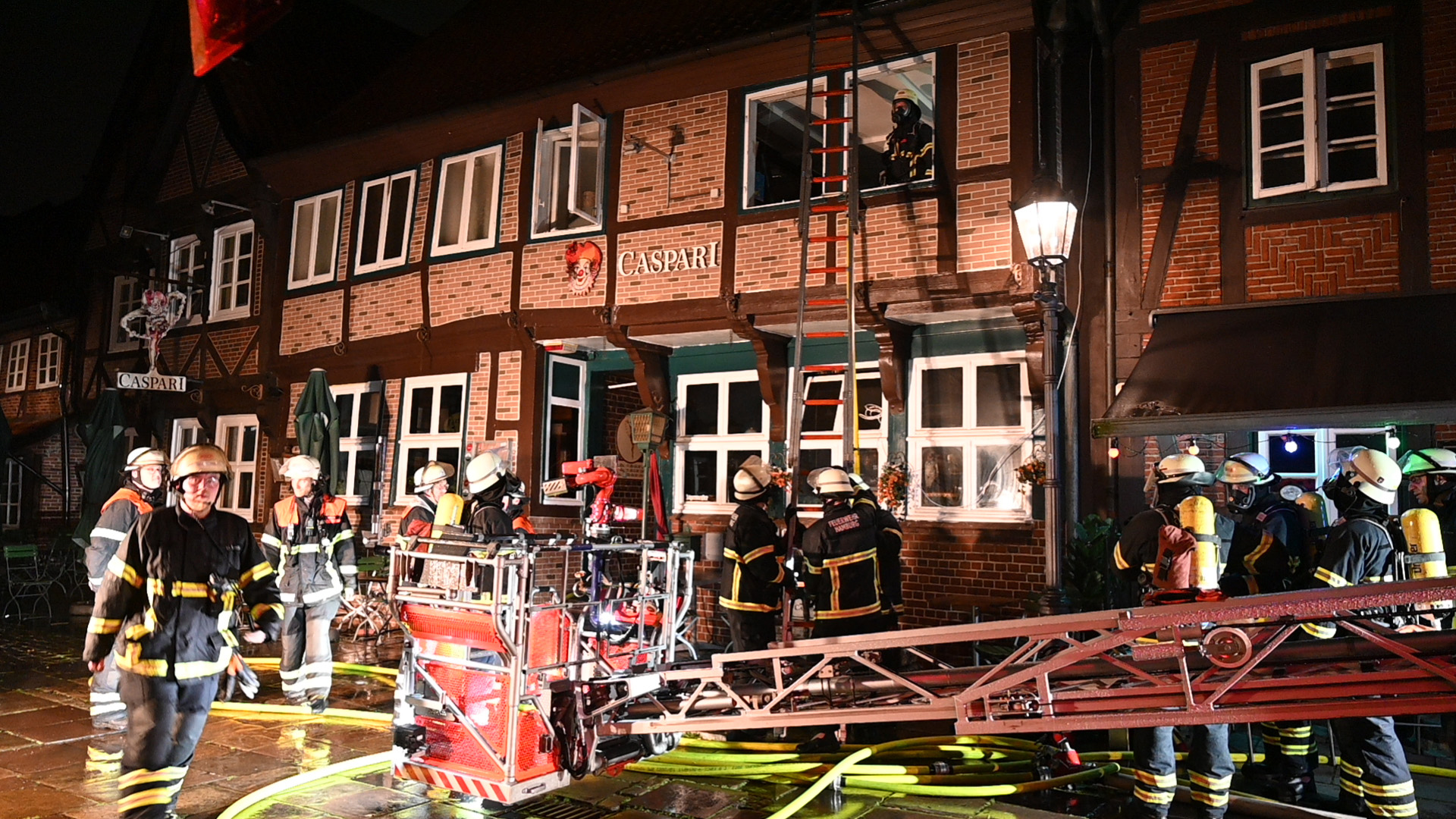 Feuer in hostorischen Haus mit restaurant in Harburg – mehr als 70 Retter waren im Einsatz