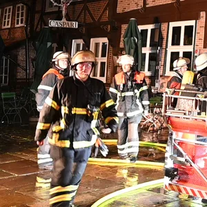 Feuer in hostorischen Haus mit restaurant in Harburg – mehr als 70 Retter waren im Einsatz