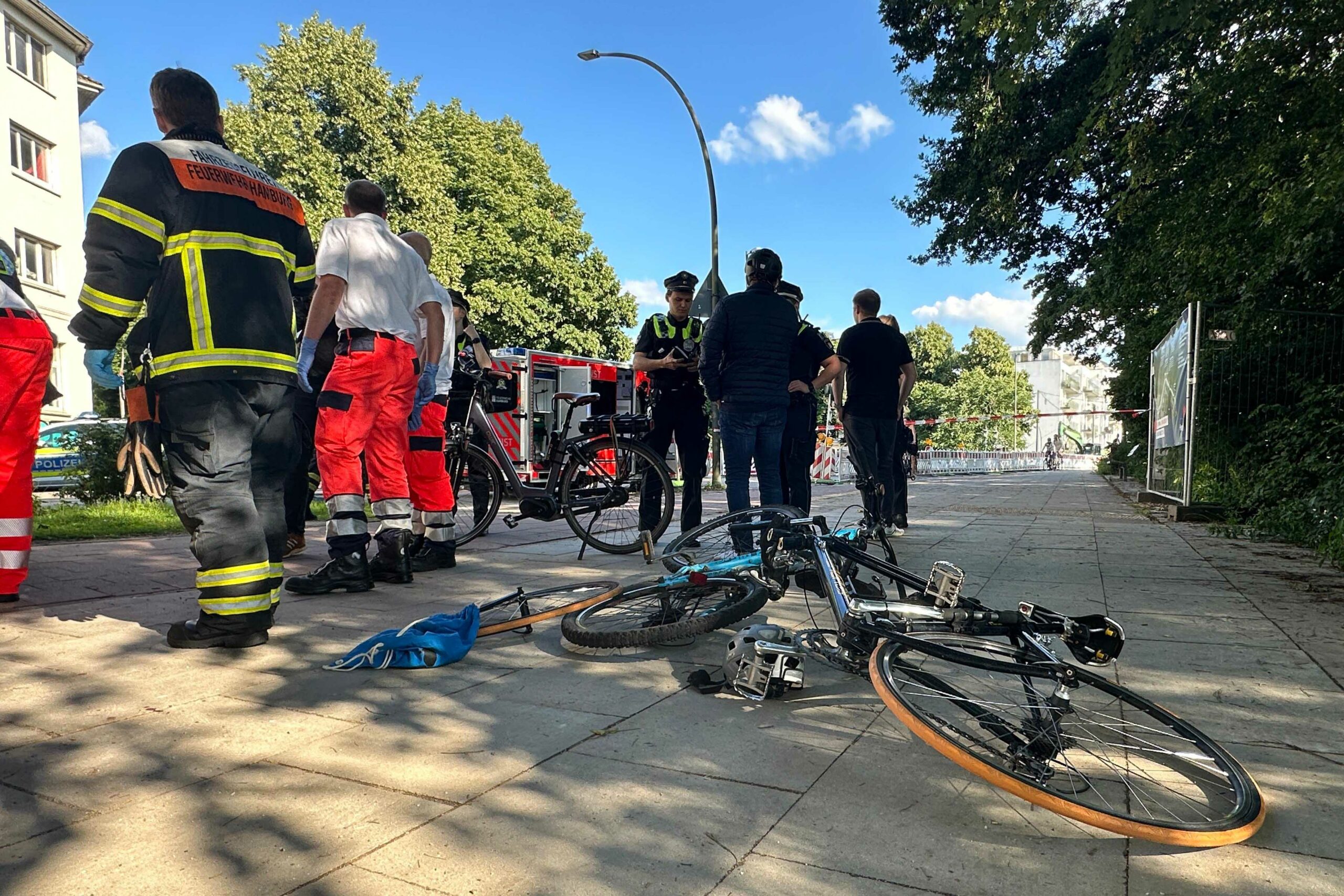 Einsatzkräfte am Unfallort