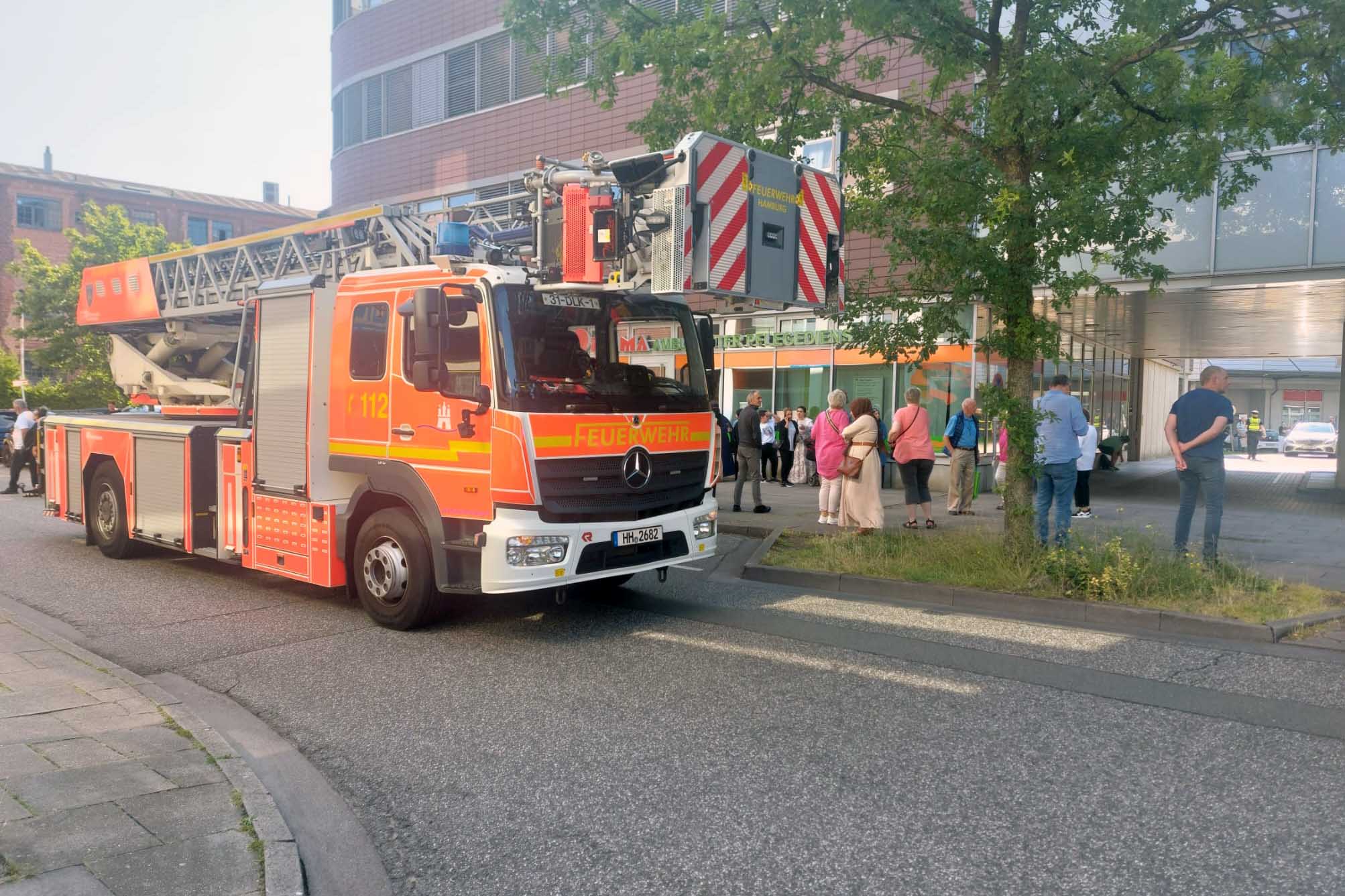 Brand in Keller eines Ärztehaus in Harburg – feuerwehr räumt Gebäude