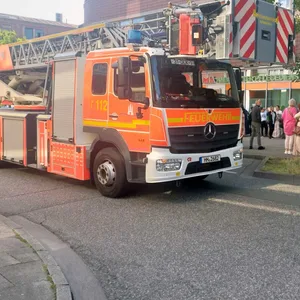 Brand in Keller eines Ärztehaus in Harburg – feuerwehr räumt Gebäude