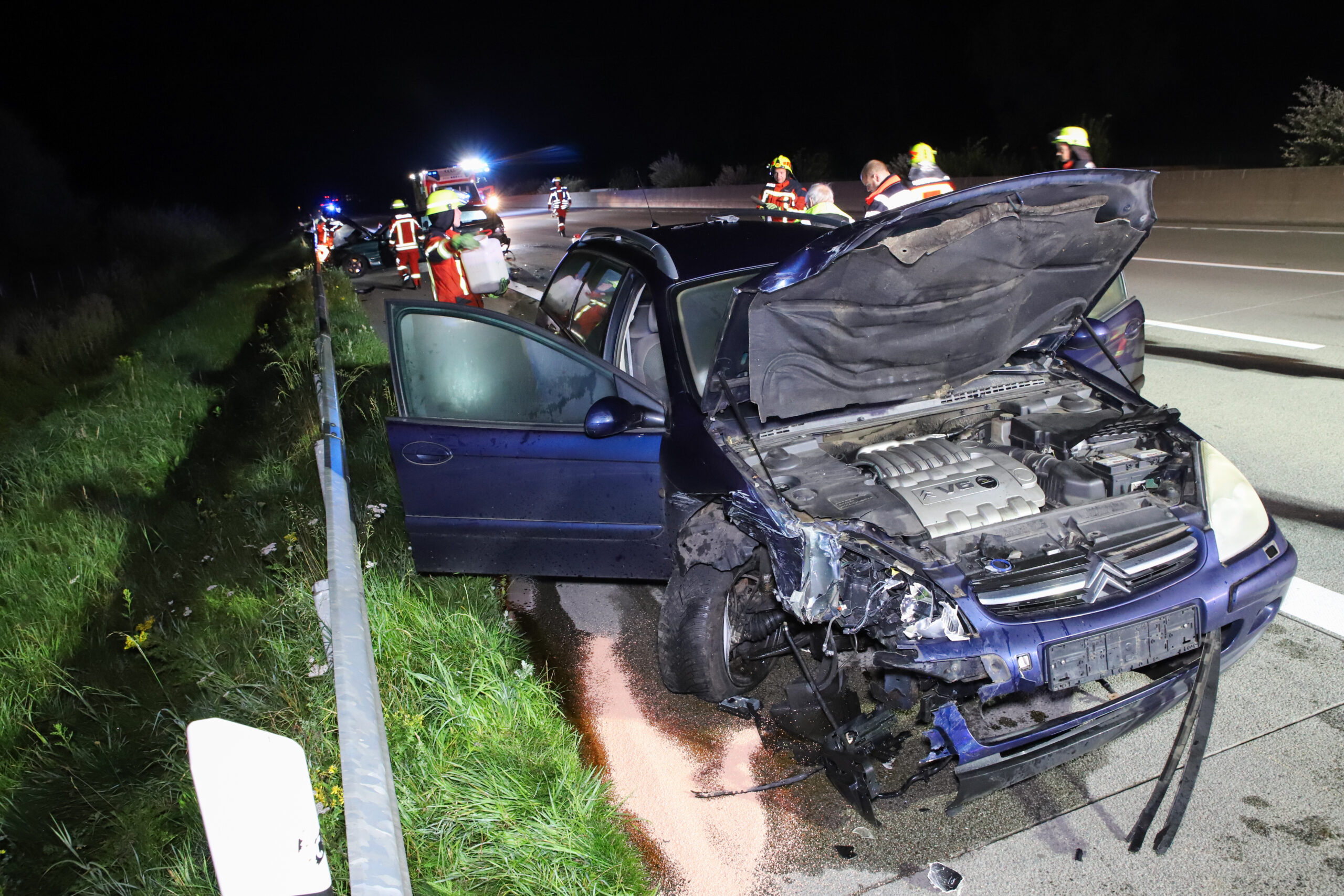 Der Citroën-Fahrer übersah den verunfallten Mercedes – und krachte in das andere Fahrzeug. Im Hintergrund ist der Mercedes zu sehen.