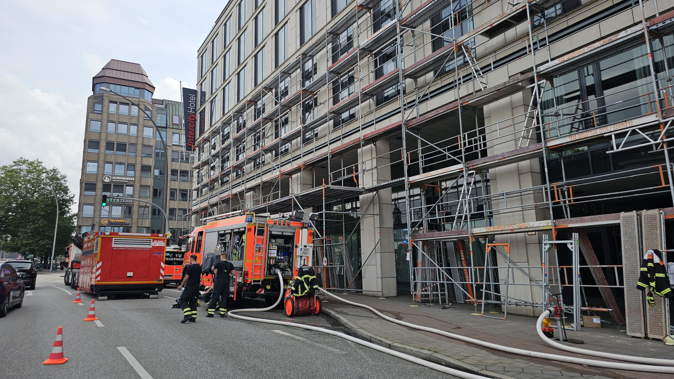 Bei Schweißarbeiten ist im Intercityhotel am Hamburger Hauptbahnhof ein Feuer ausgebrochen.