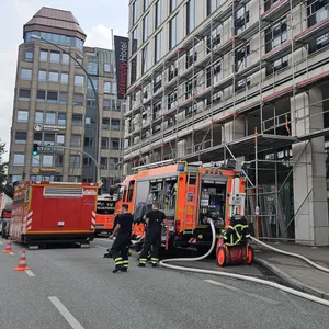 Bei Schweißarbeiten ist im Intercityhotel am Hamburger Hauptbahnhof ein Feuer ausgebrochen.