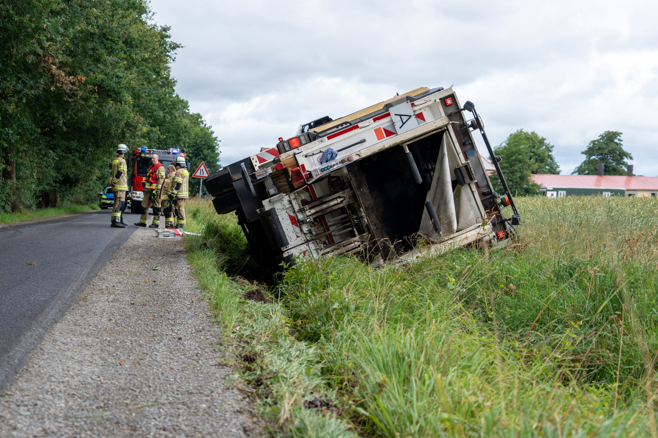 Der Müllwagen kippte zur Seite. Die Fahrer blieben unverletzt.