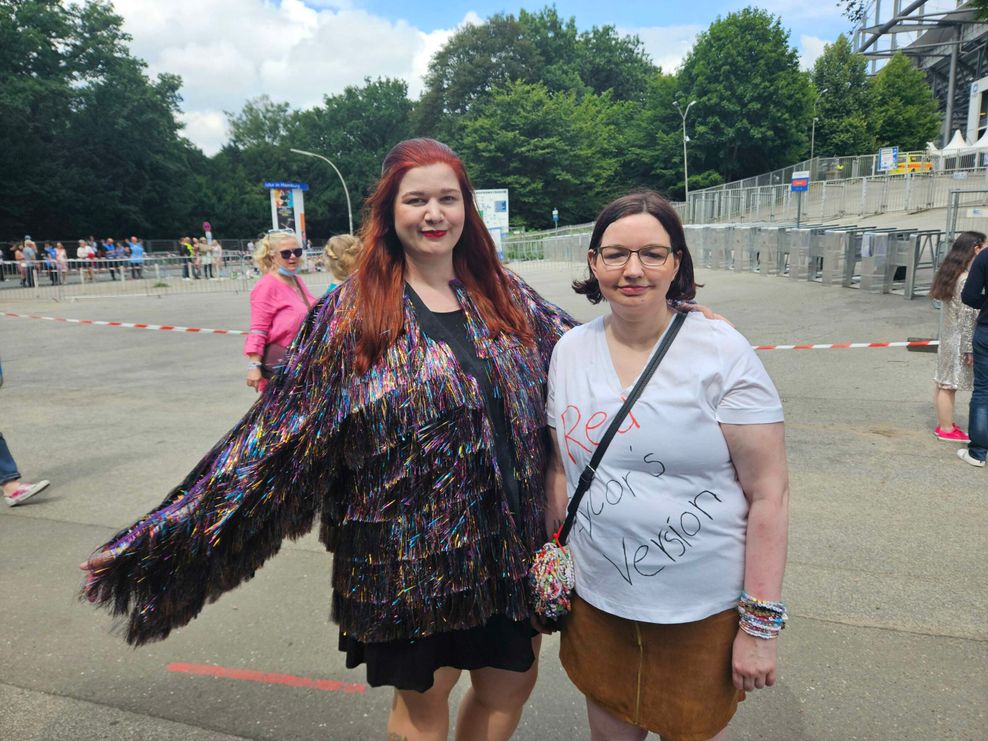 Die Schwestern Daniela (27) und Sarah (32) gehen schon auf ihr drittes Konzert von Taylor Swift.