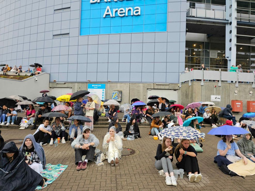 Fans vor dem Stadion