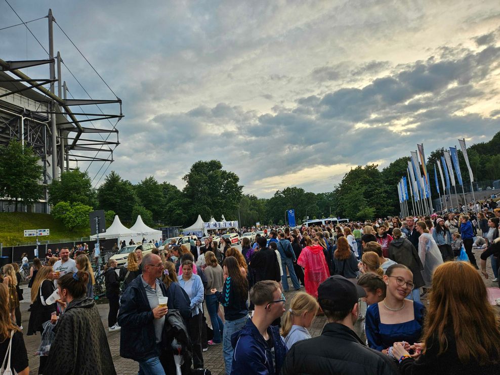 Menschen vor dem Stadion