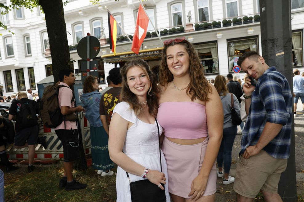 Sophia (22, l.) und Meret (23) stehen vor dem Vier Jahreszeiten.