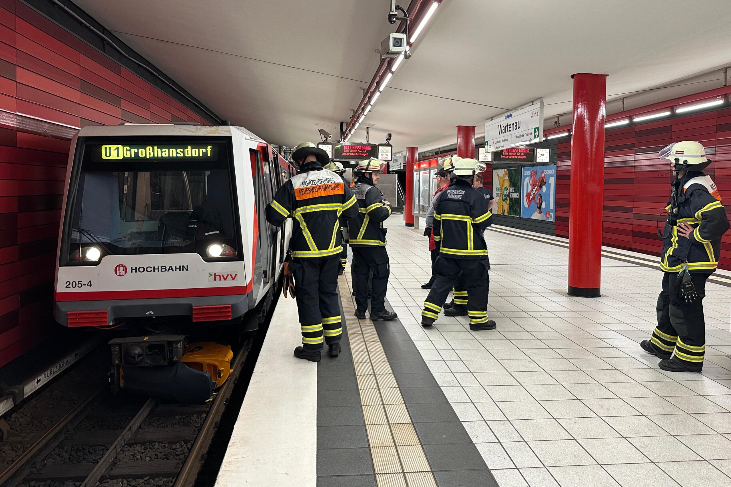 Kehrmaschine kollidiert mit U-Bahn im Bahnhof Wartenau – Fahrgäste im Zug gefangen