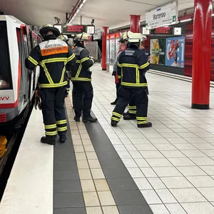 Kehrmaschine kollidiert mit U-Bahn im Bahnhof Wartenau – Fahrgäste im Zug gefangen