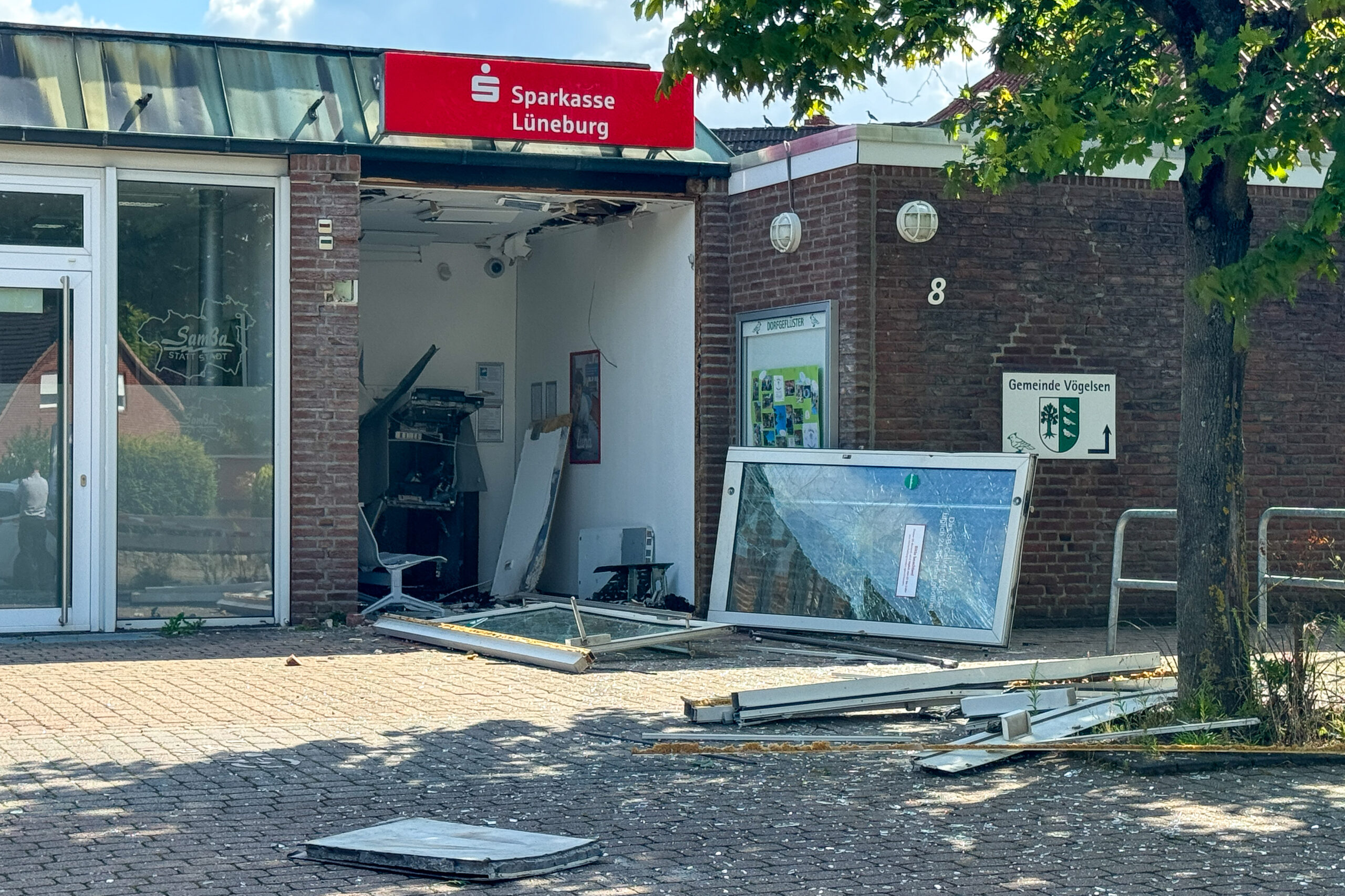 Geldautomaten im Landkreis Harburg gesprengt – Detonation vderursacht massiven Gebäudeschaden.