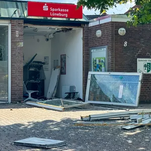 Geldautomaten im Landkreis Harburg gesprengt – Detonation vderursacht massiven Gebäudeschaden.