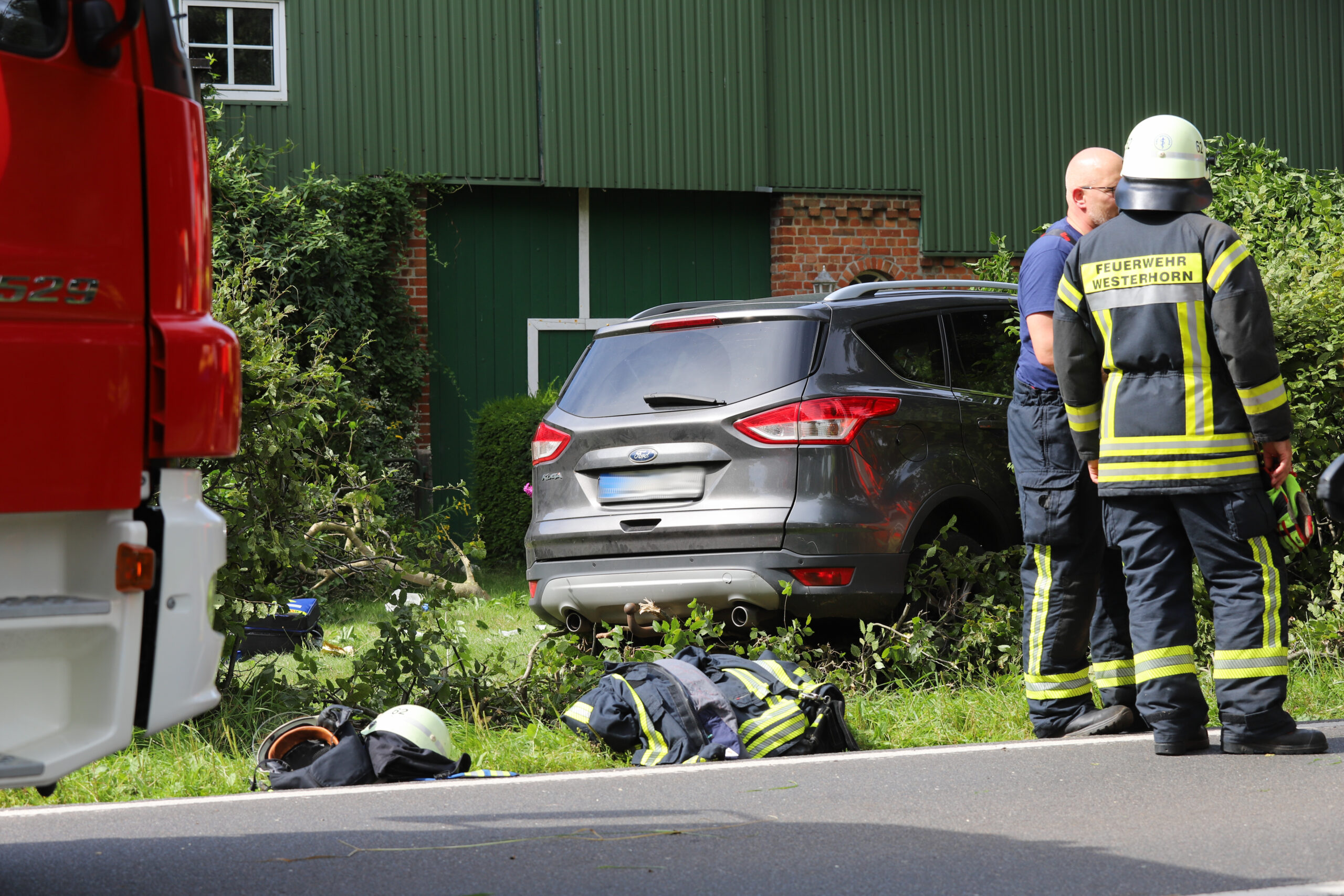 Feuerwehrleute stehen an der Unfallstelle