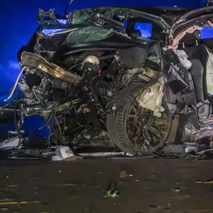 Der Audi wurde bei dem Unfall völlig zerstört.