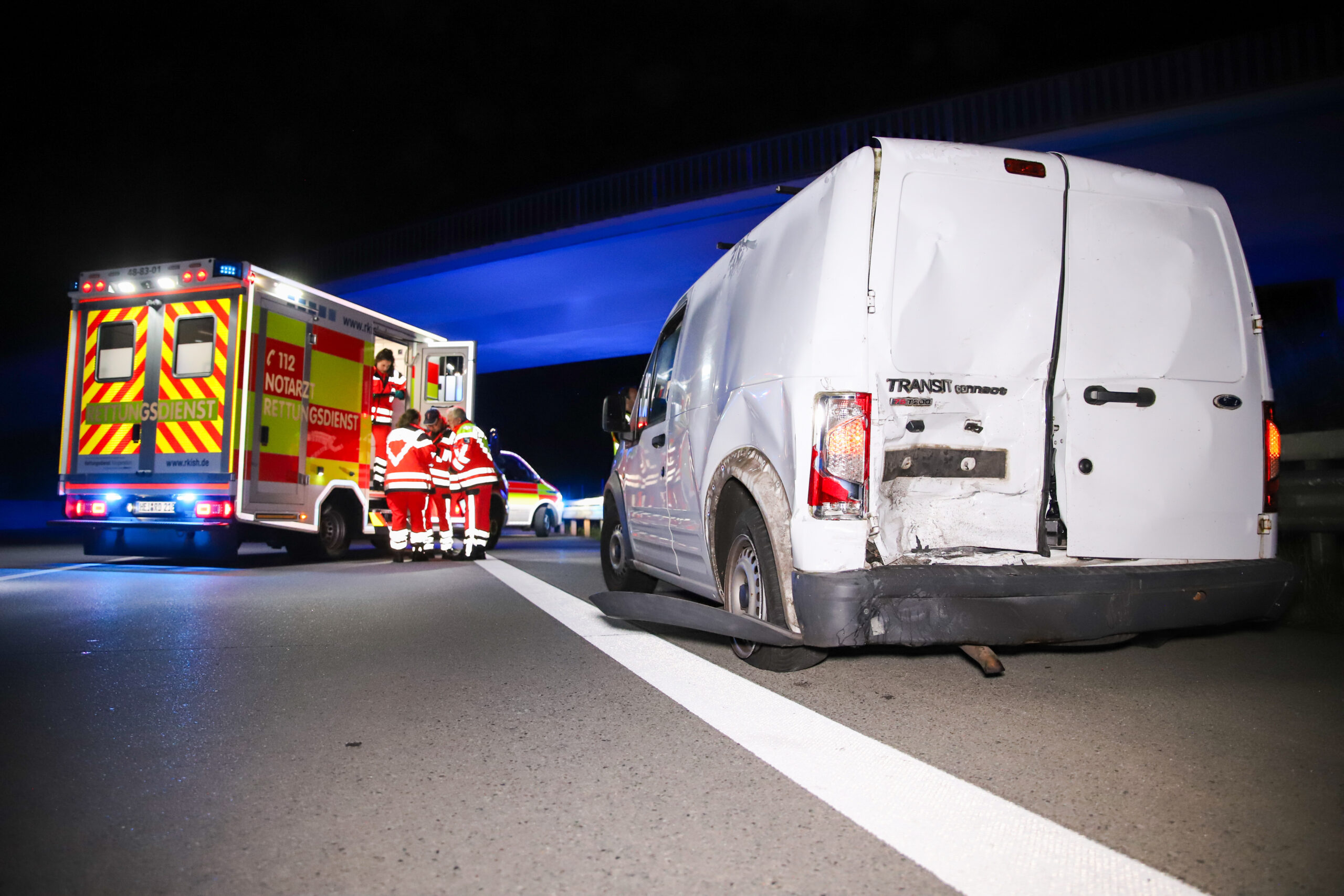 Der verunfallte Kleintransporter steht auf dem Standstreifen der A7.