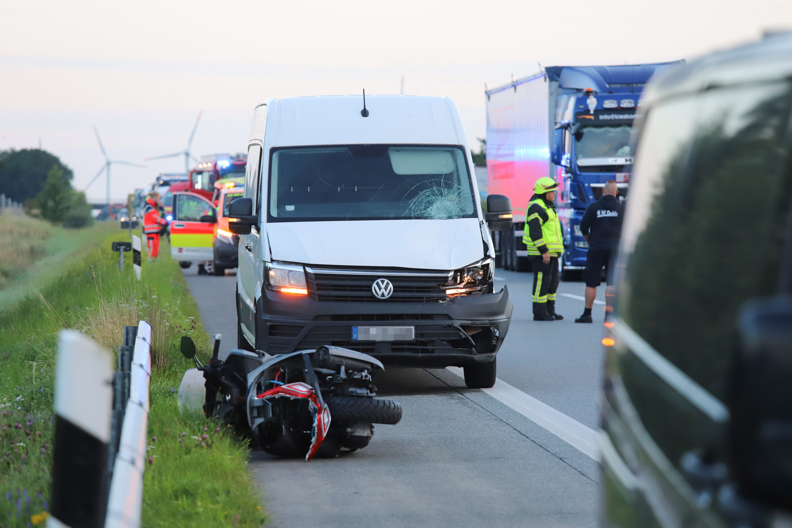 Fahrer eines Motorroller hat Panne auf A23 – transporter refasst ihn auf Standstreifen und verletzt ihn tödlich