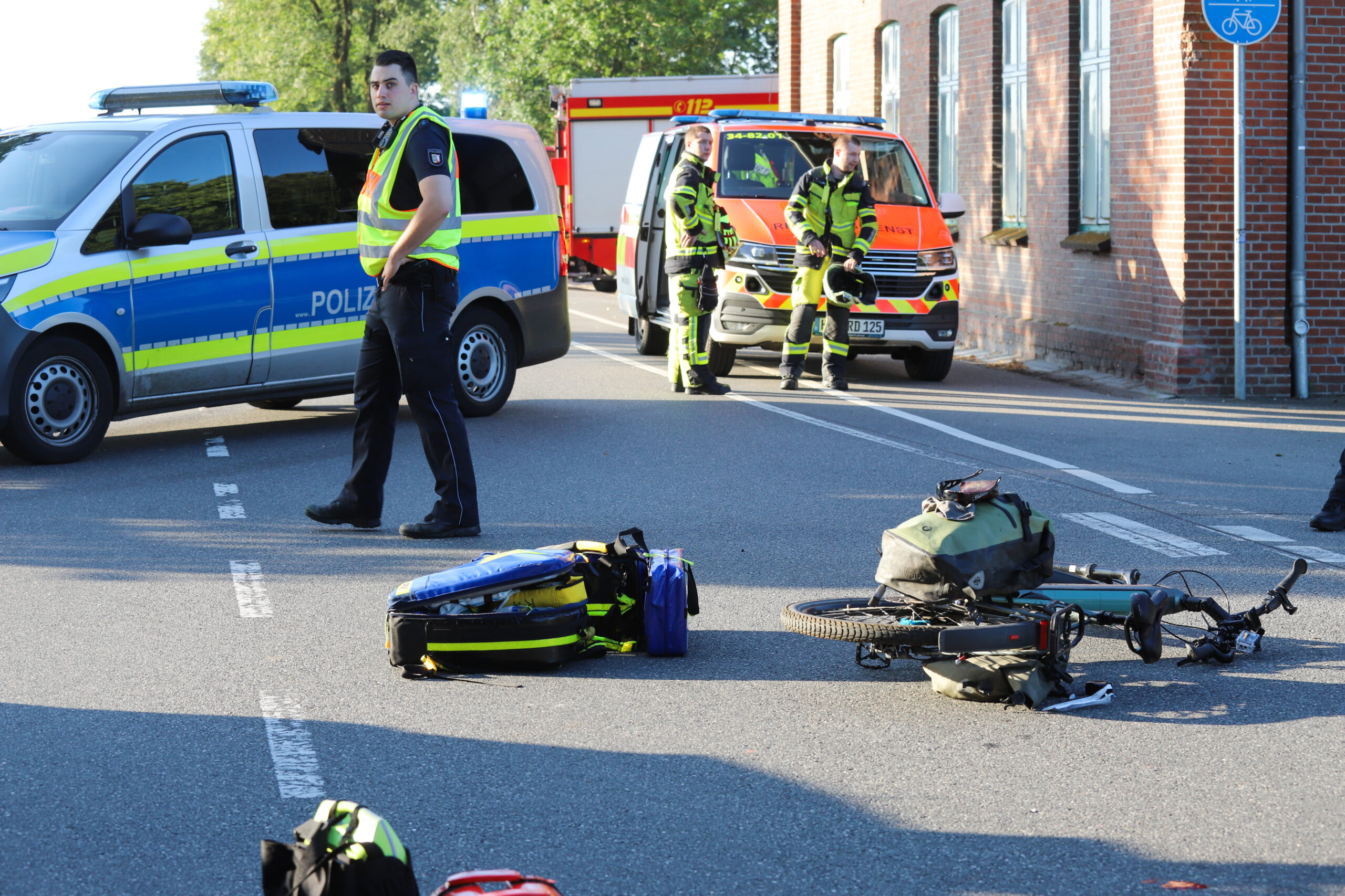 Autofahrerin übersieht in Horst beim Abbiegen E-Biker-Fahrer und rammt ihn. Notarzt versorgt Unfallopfer