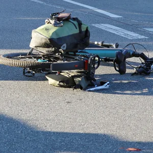 Autofahrerin übersieht in Horst beim Abbiegen E-Biker-Fahrer und rammt ihn. Notarzt versorgt Unfallopfer