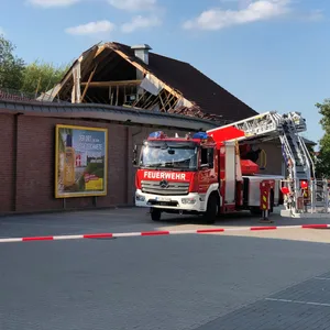Das Dach des Netto-Supermarktes in Ratzeburg ist aus noch unbekannten Gründen eingestürzt.
