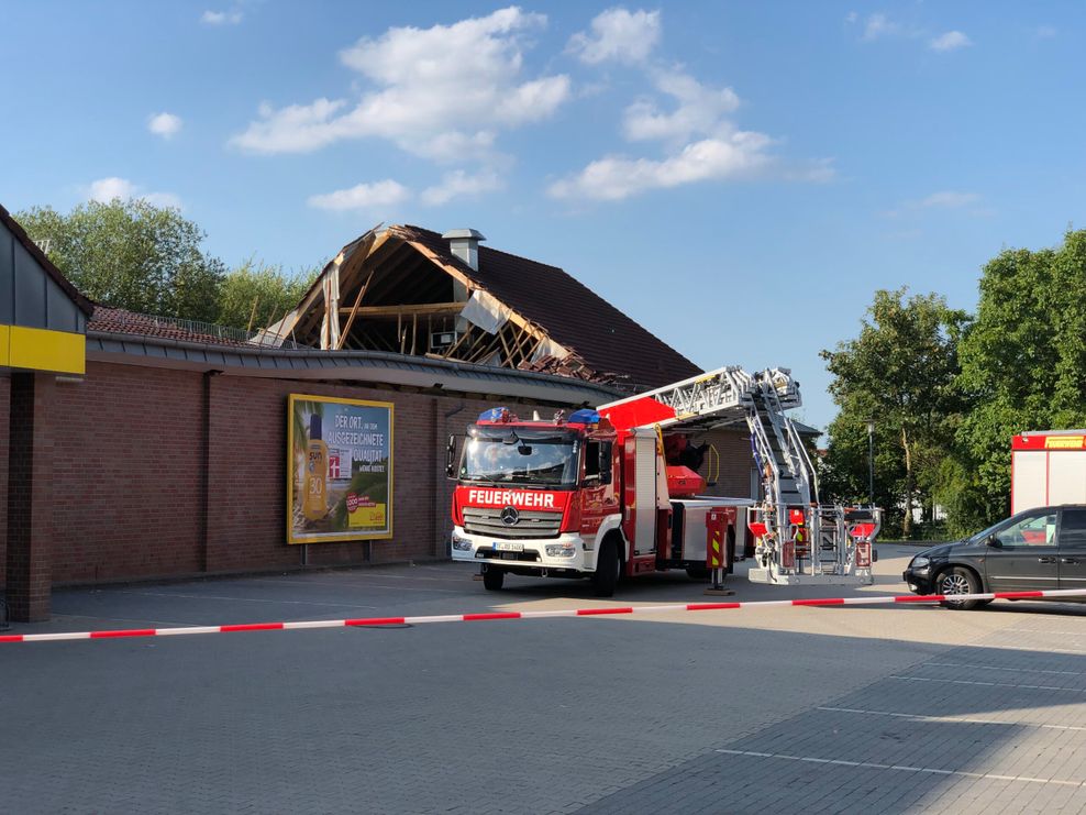 Das Dach des Netto-Supermarktes in Ratzeburg ist aus noch unbekannten Gründen eingestürzt.