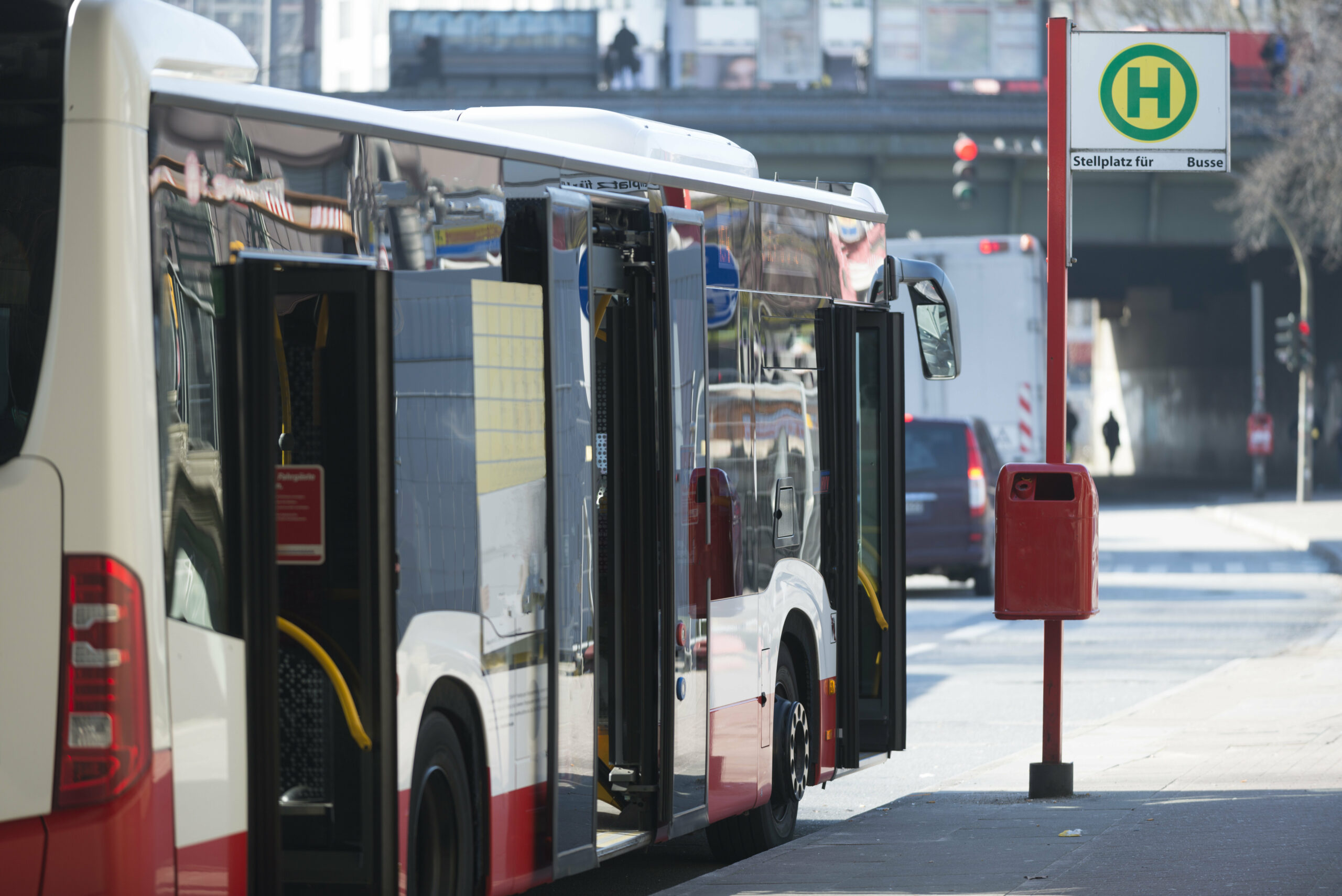 Ein Bus steht an einer Haltestelle.