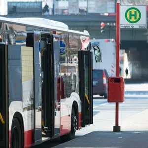 Ein Bus steht an einer Haltestelle.