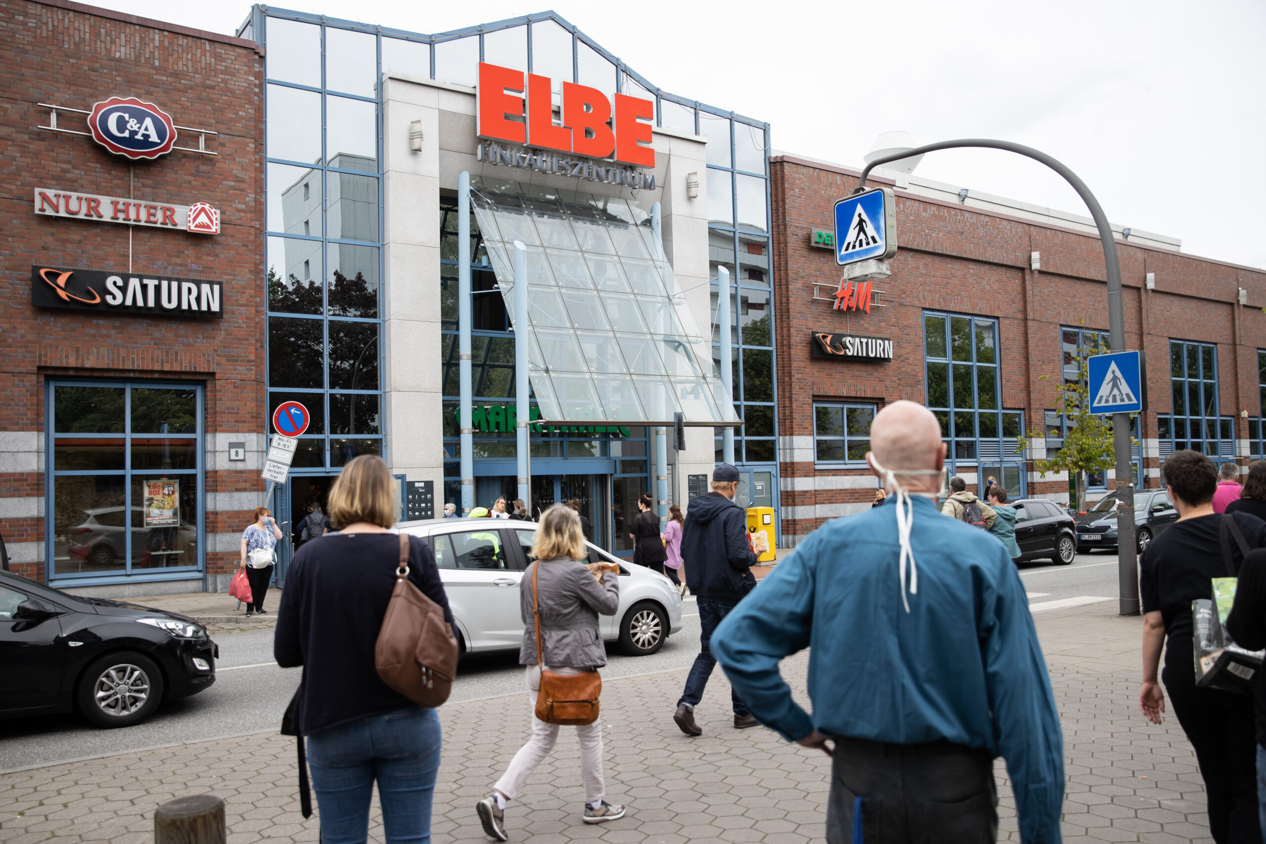Menschen gehen auf das Elbe-Einkaufszentrum zu