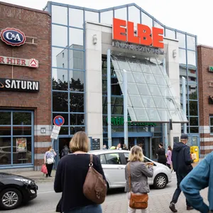 Menschen gehen auf das Elbe-Einkaufszentrum zu