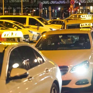 SPD und Grüne fordern eine neue Fachkundeprüfung für Hamburgs Taxifahrer.