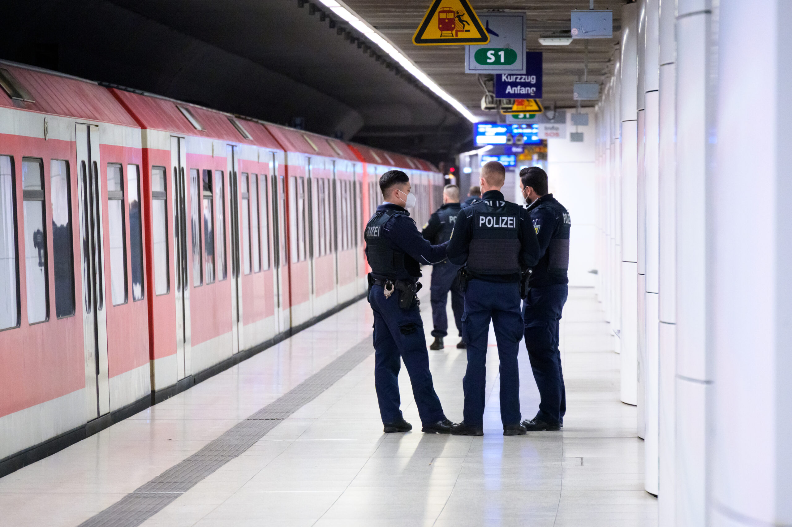 Mann verschüttet in s-Bahn Bier auf Hose einer Frau und schlägt sie – Bundespolizei stellt ihn