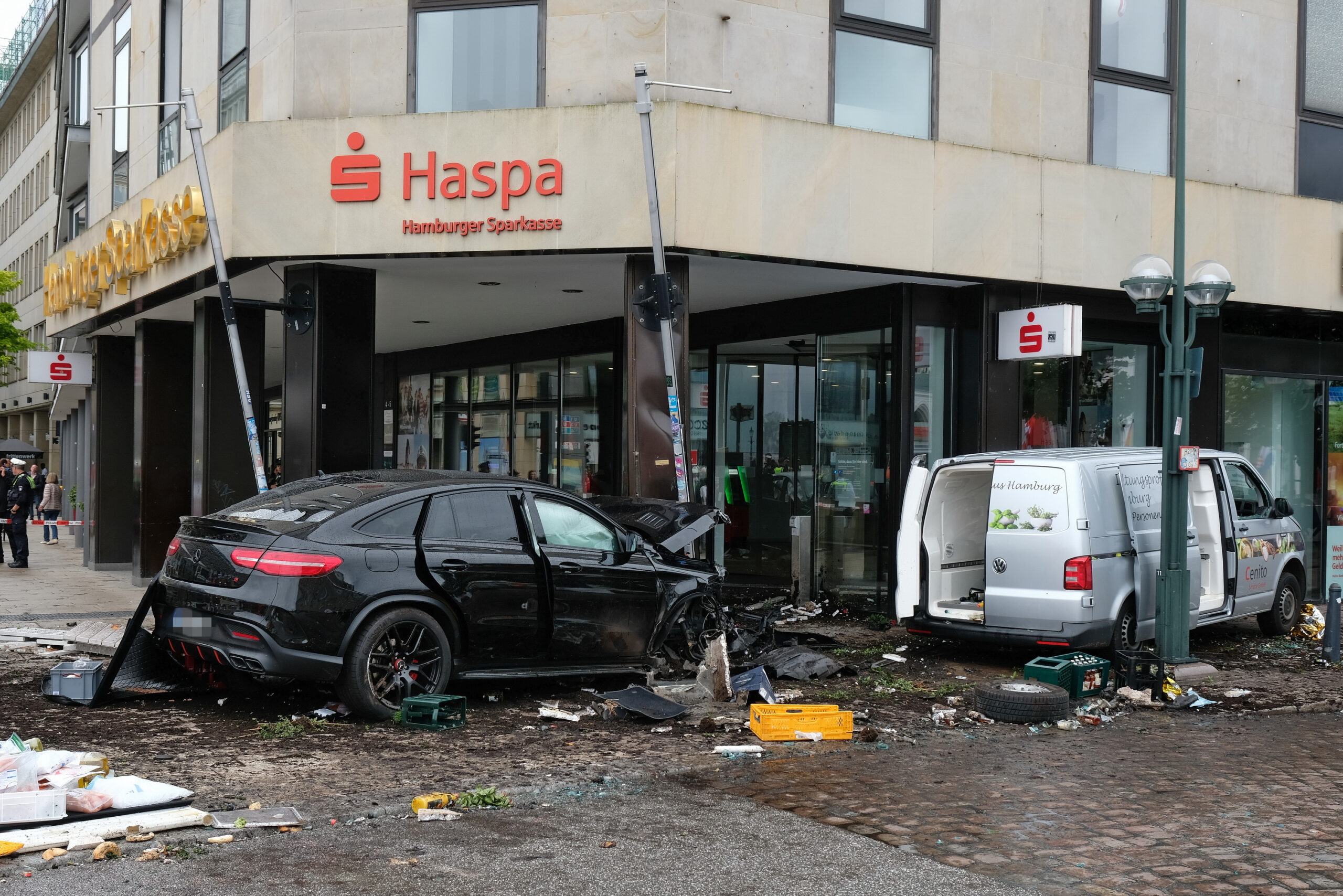 Die Unfallstelle an der Ecke Jungfernstieg/Reesendamm. Der Mercedes AMG GLE 63S (l.) ist mit voller Wucht in den Transporter (r.) gekracht.