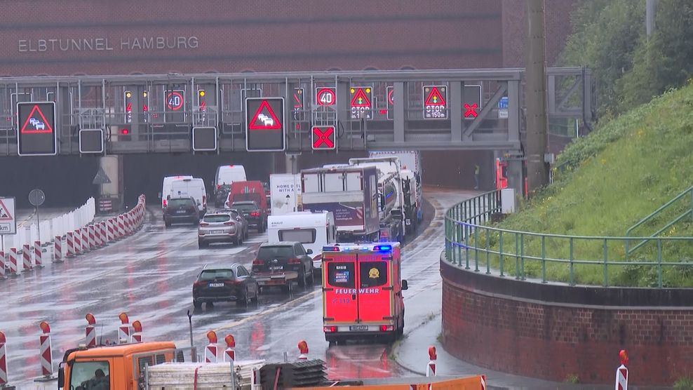 Nachdem ein Lkw im Elbtunnel Feuer gefangen hatte, wurde ein Teil der A7 für den Verkehr gesperrt.