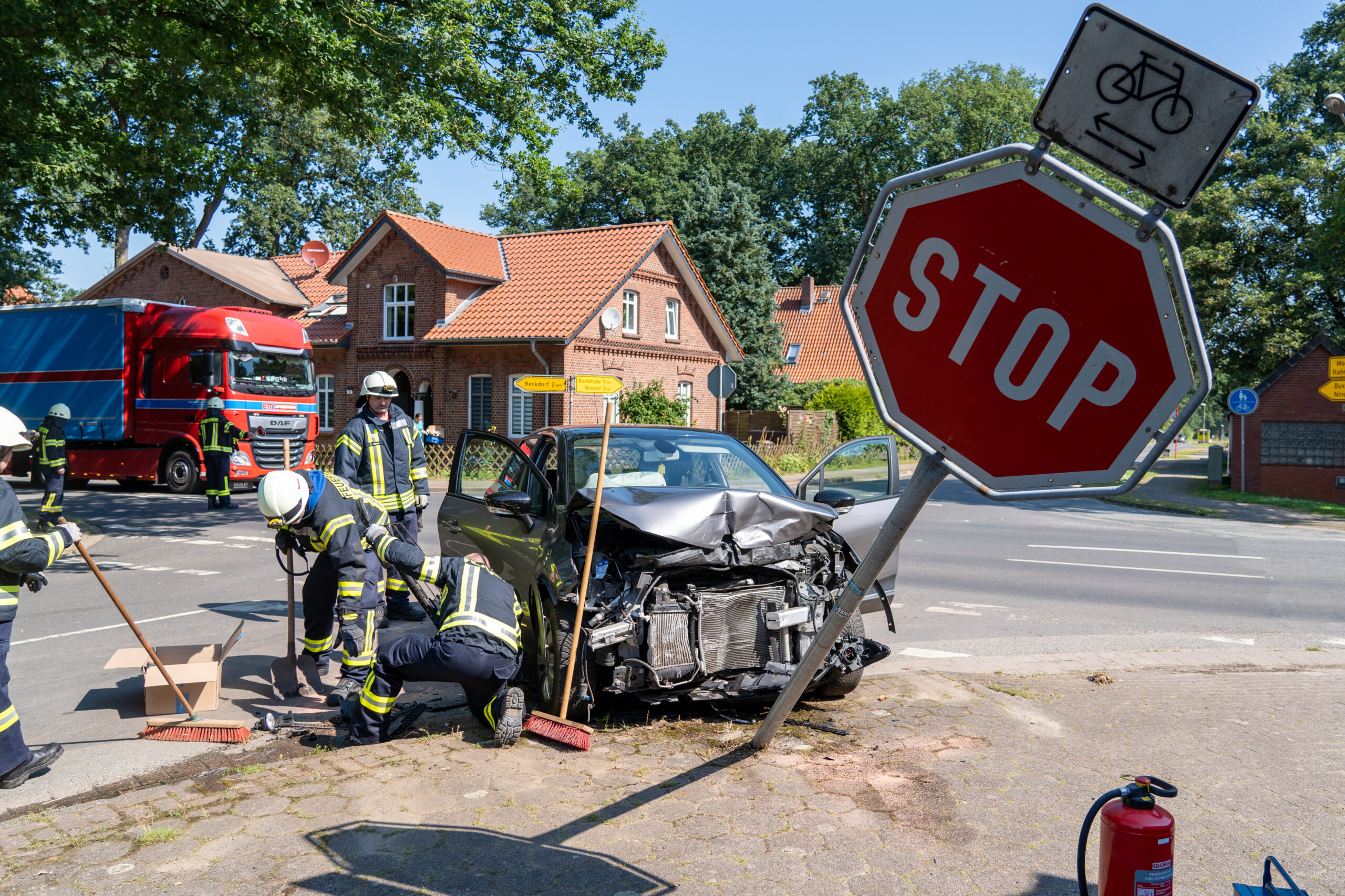 Durch den Unfall wurde ein Stopp-Schild umgeknickt.