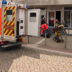 Rettungskräfte am Tatort, der Volkshochschule in Wedel.