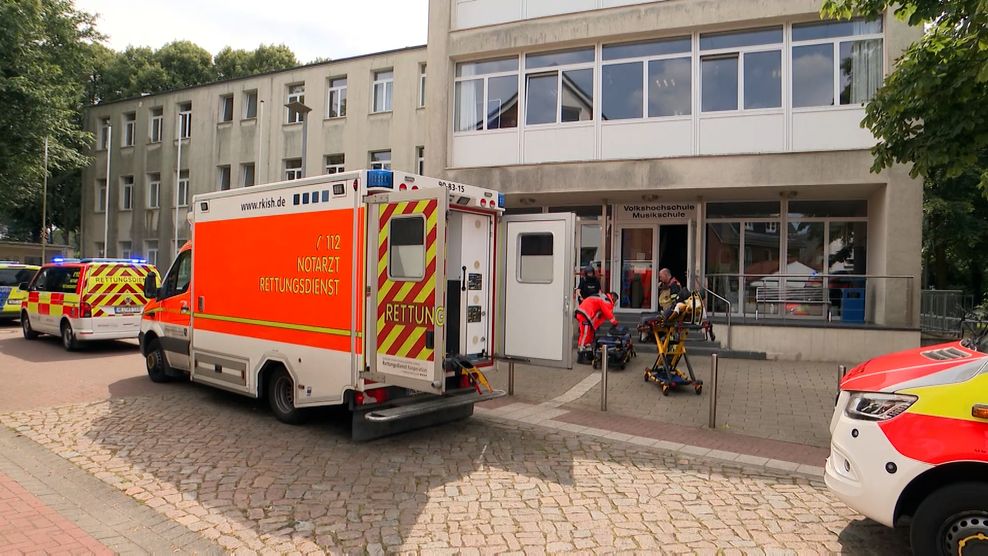 Rettungskräfte am Tatort, der Volkshochschule in Wedel.