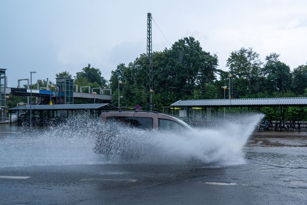 Der Tostedter Bahnhofsvorplatz wurde von Wassermassen überflutet.