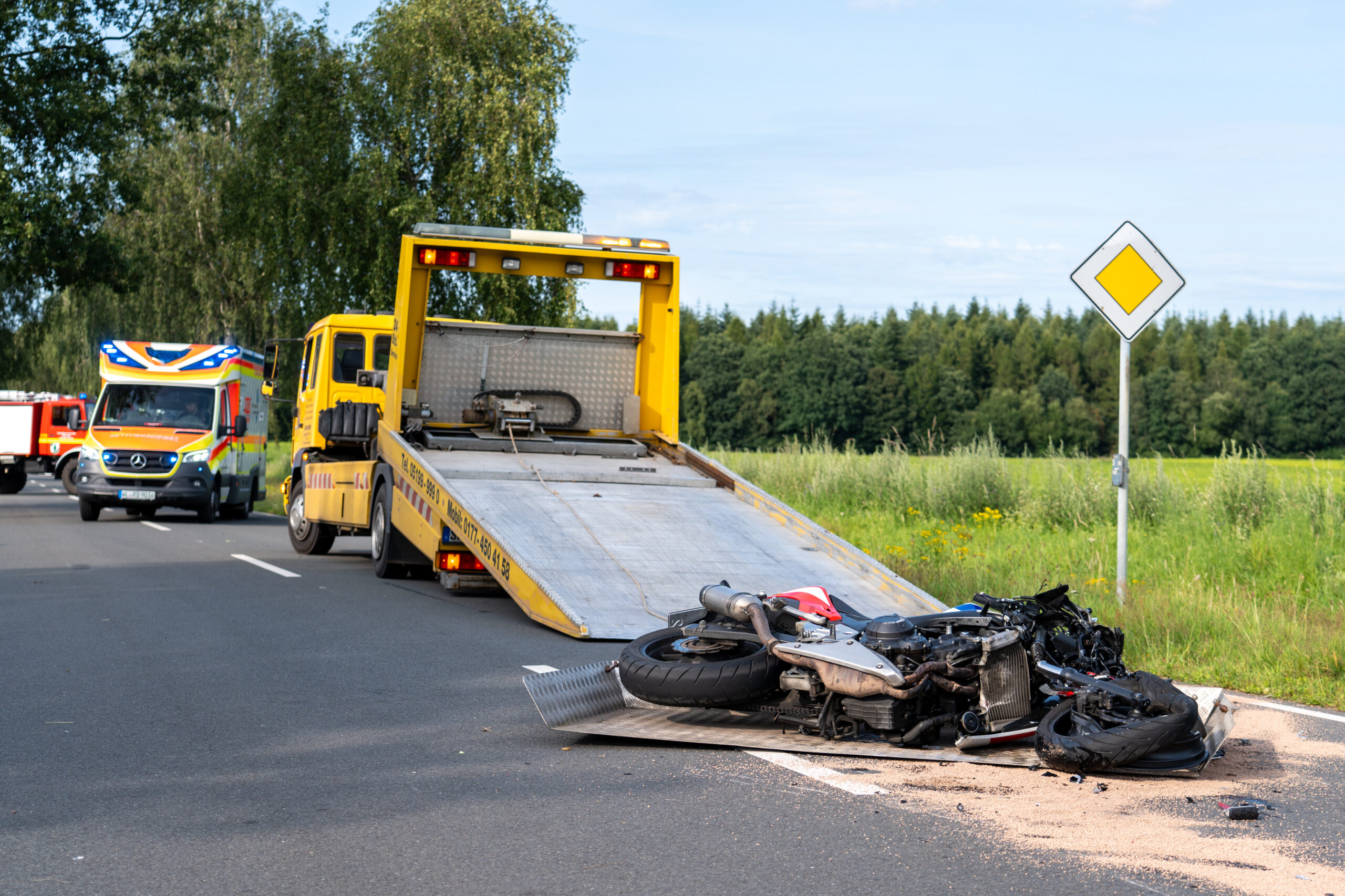 Die Unfallstelle mit dem verunglückten Motorrad