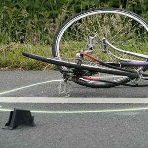 Senior läuft in Lokstedt unvermittelt auf die Straße und wird von Radfahrer erfasst – zwei Verletzte in Lokstedt
