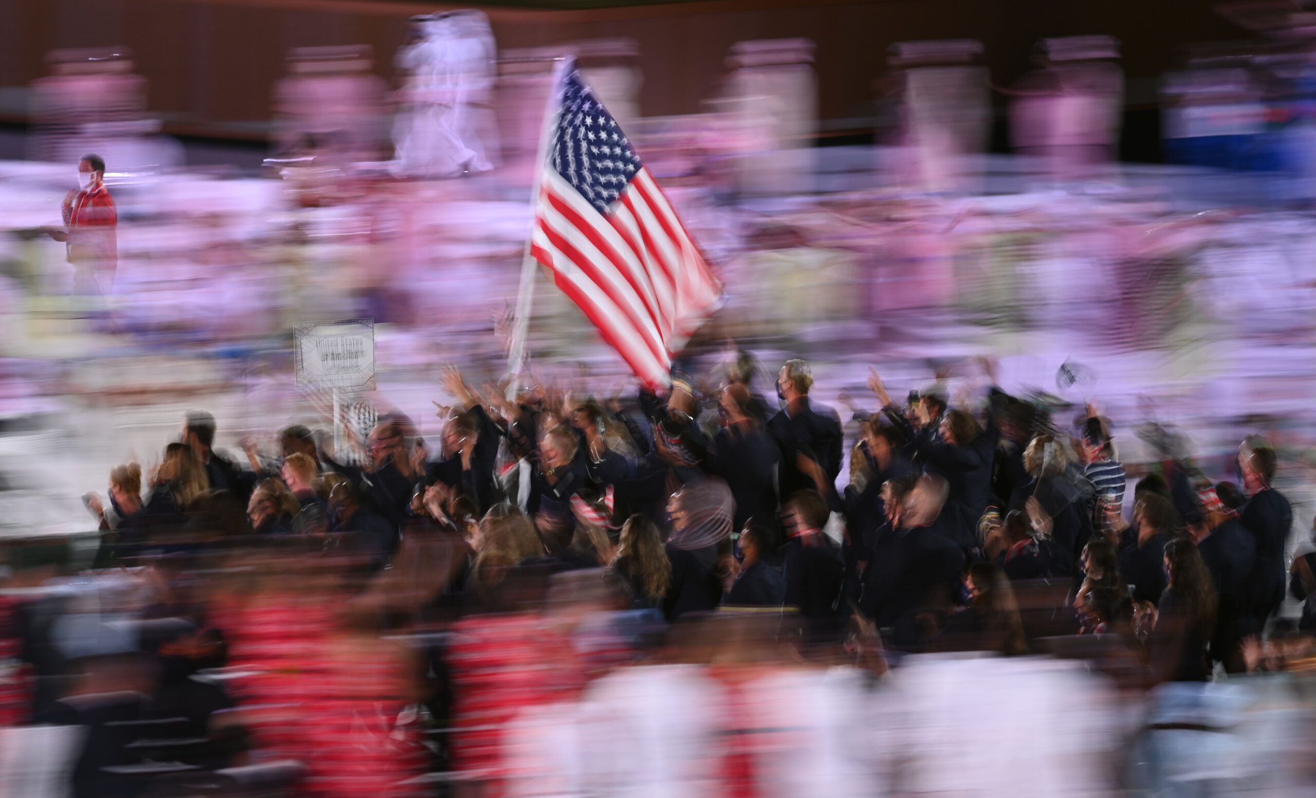 Die US-Flagge bei der Olympia-Eröffnungsfeier in Tokio