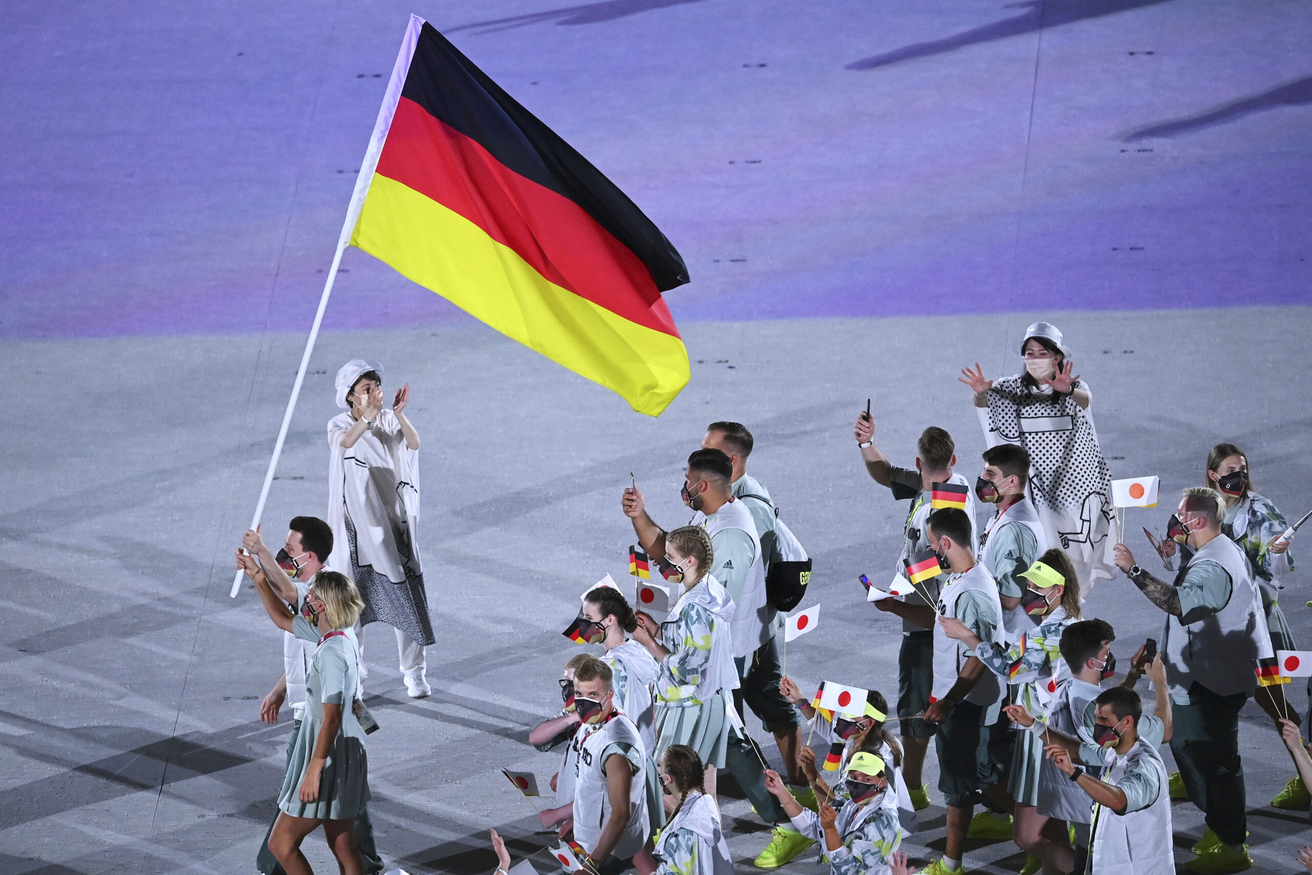 Die deutsche Fahne bei der Eröffnungsfeier der Olympischen Spiele in Tokio