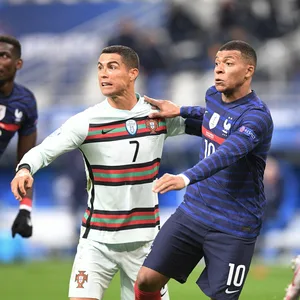 Cristiano Ronaldo und Kylian Mbappé schauen zum Ball