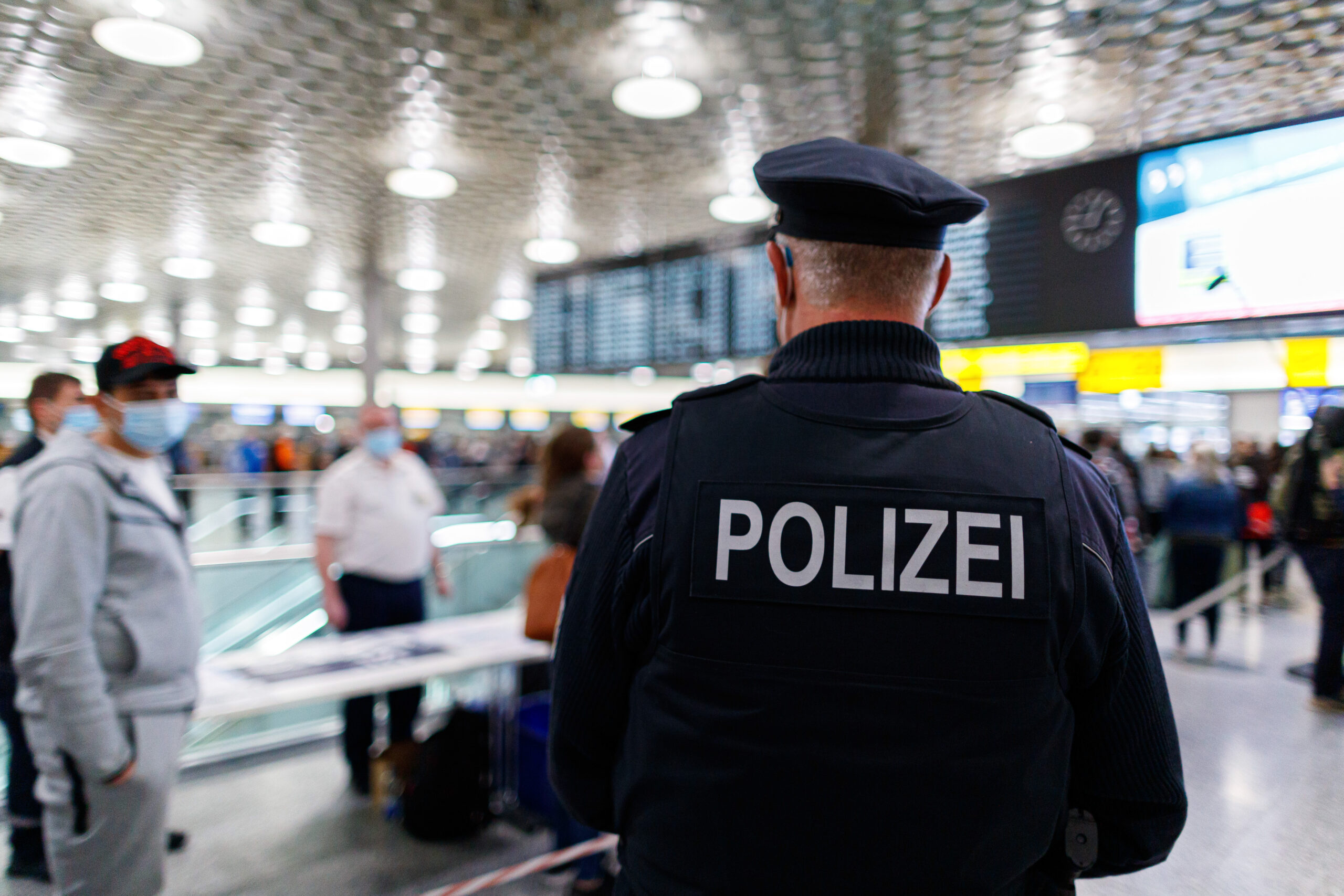 Ein Bundespolizist steht im Terminal C vom Flughafen Hannover-Langenhagen.