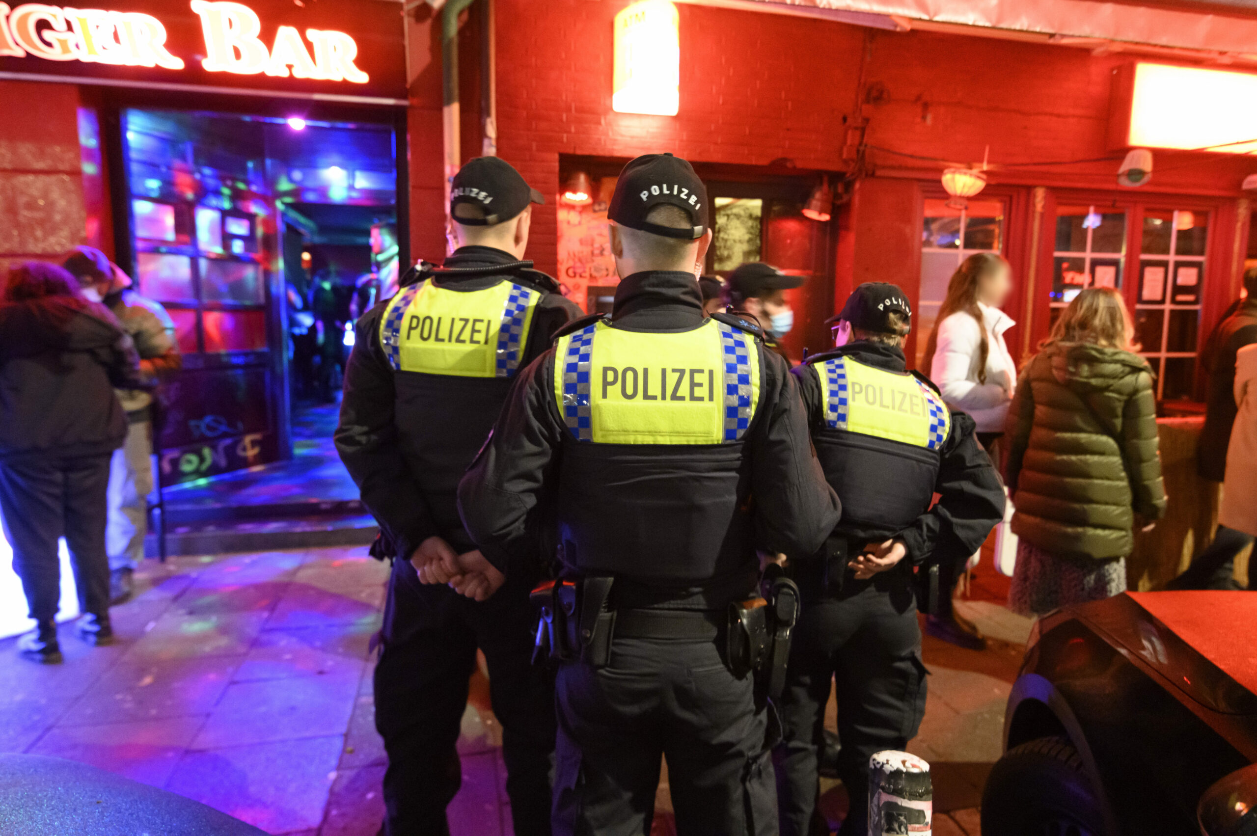 Polizisten stehen auf dem Hamburger Berg. (Symbolbild)