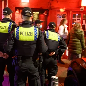 Polizisten stehen auf dem Hamburger Berg. (Symbolbild)