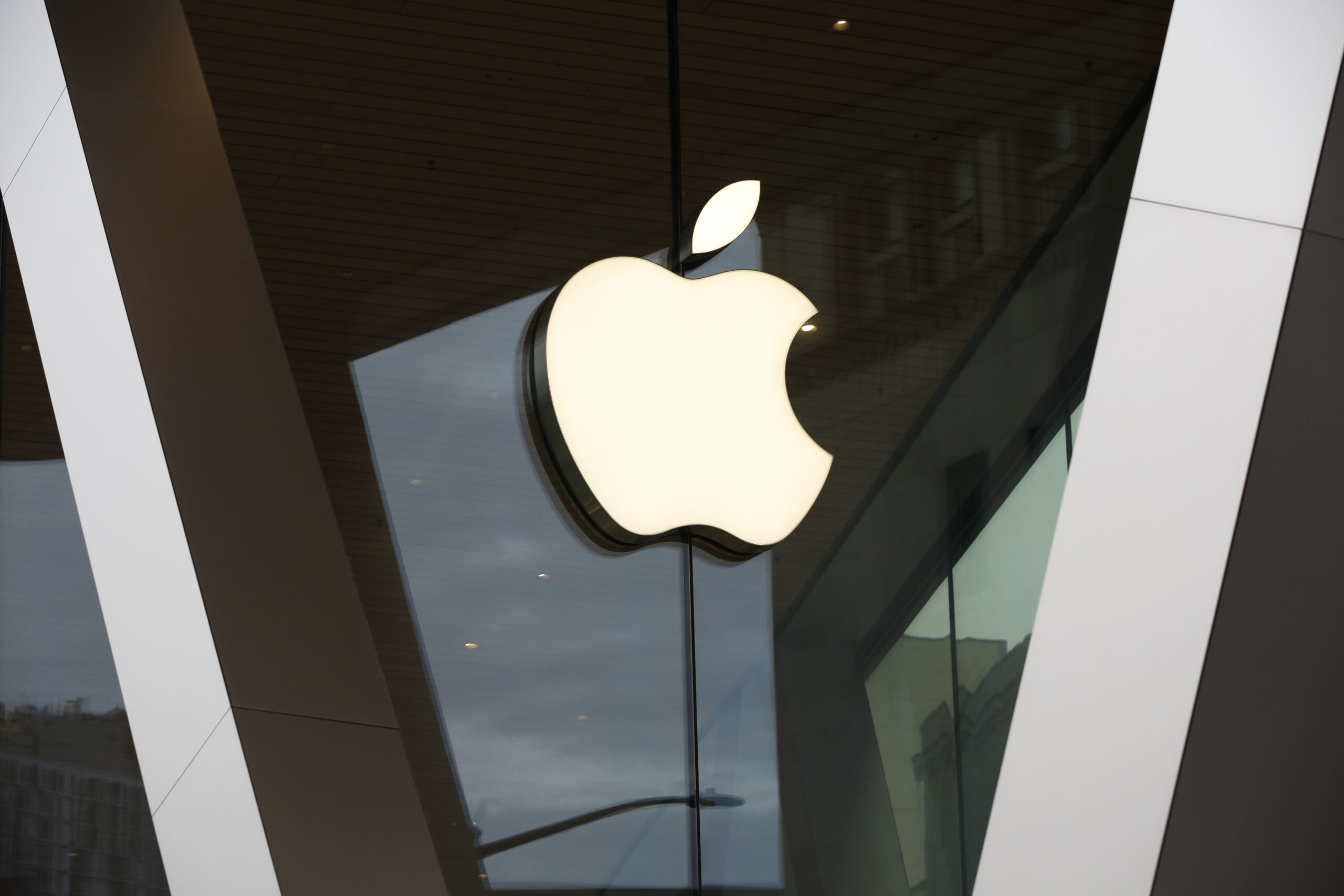 das Apple-Logo an einem Apple-Store