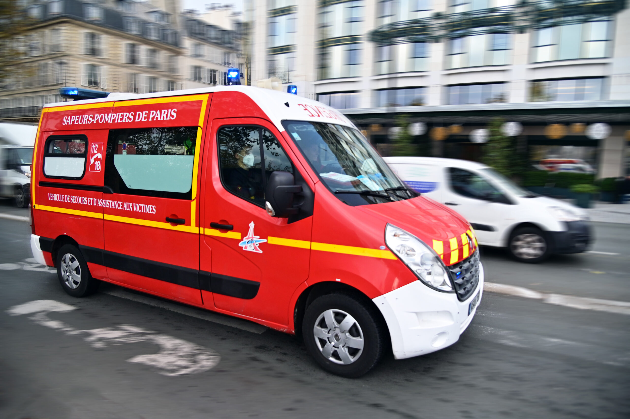 Ein Krankenwagen in Paris im Einsatz (Symbolfoto).