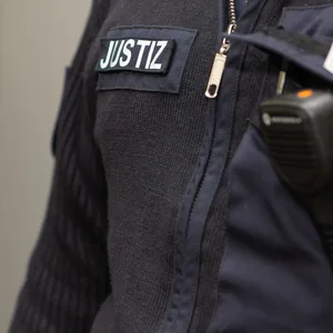 Ein Justizbeamter steht im Eingang zum Gericht. (Symbolbild)