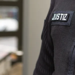 Ein Justizbeamter steht im Eingang zum Gericht. (Symbolbild)